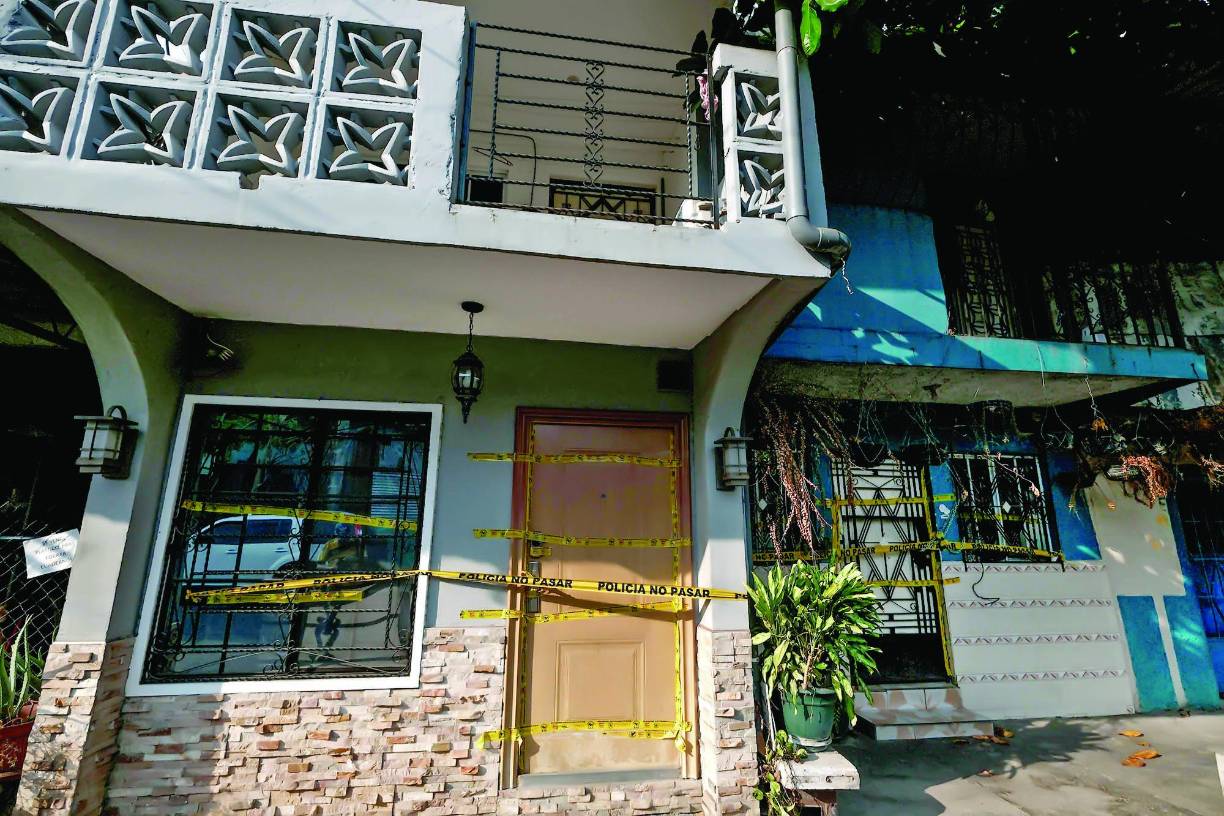 LA PRENSA Premium constató cómo muchas viviendas están tapizadas con la cinta “No pasar” y que algunas tenían ventanas con vidrios oscuros blindados. 