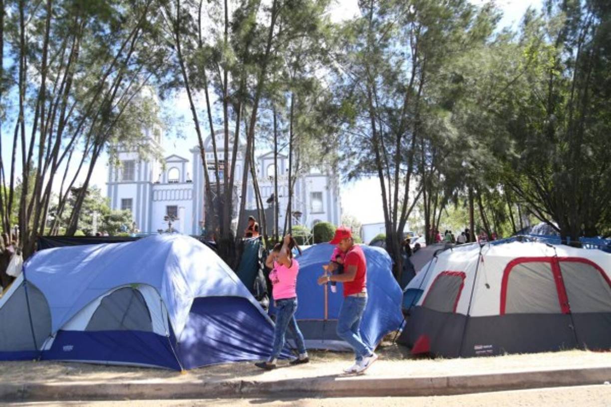 Familias enteras llegaron días antes a la celebración del día de la Virgencita de Suyapa a cumplir sus promesas.