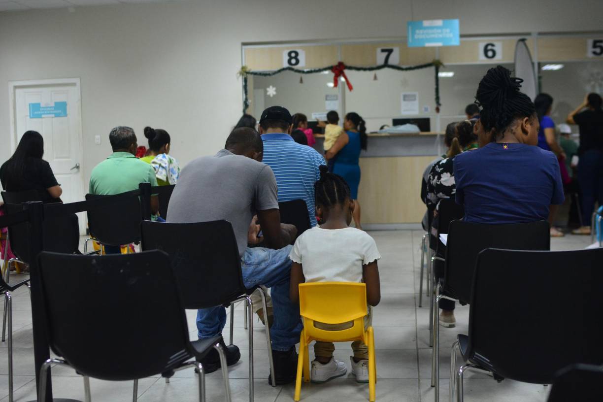 Si desea adelantar la cita por una cita de emergencia, tiene que ser respaldada por un asunto de educación, salud o trabajo y tiene un costo de 20 dólares adicionales.