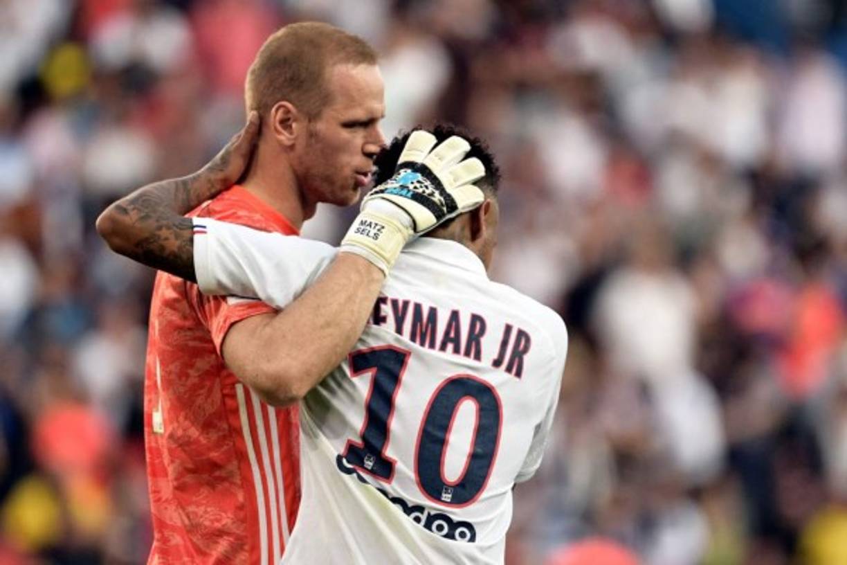 El portero del Estrasburgo, Matz Sels, también tuvo algunas palabras con Neymar después del golazo que le hizo.