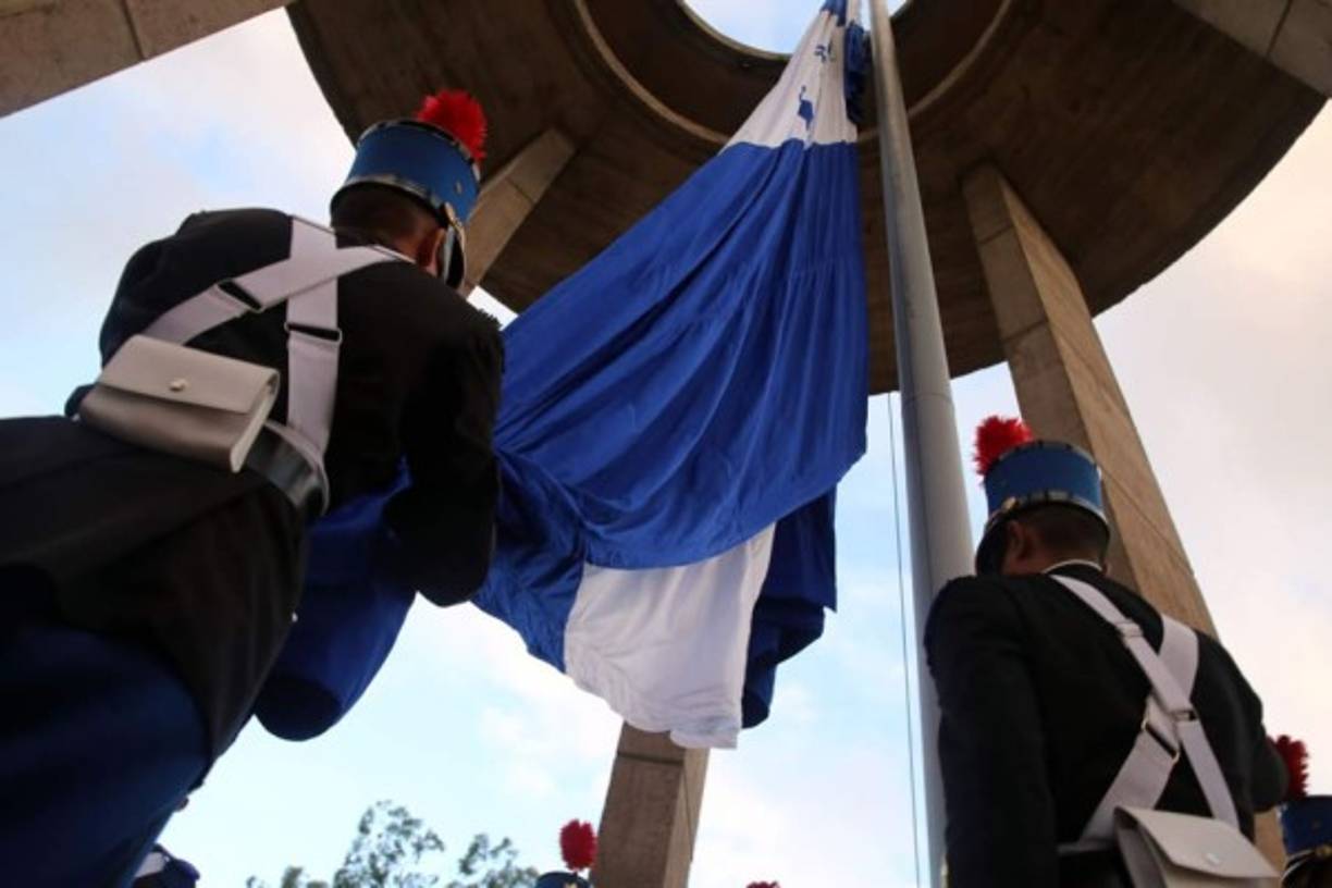 En los municipios también se replican los actos que se desarrollan con absoluta solemnidad.