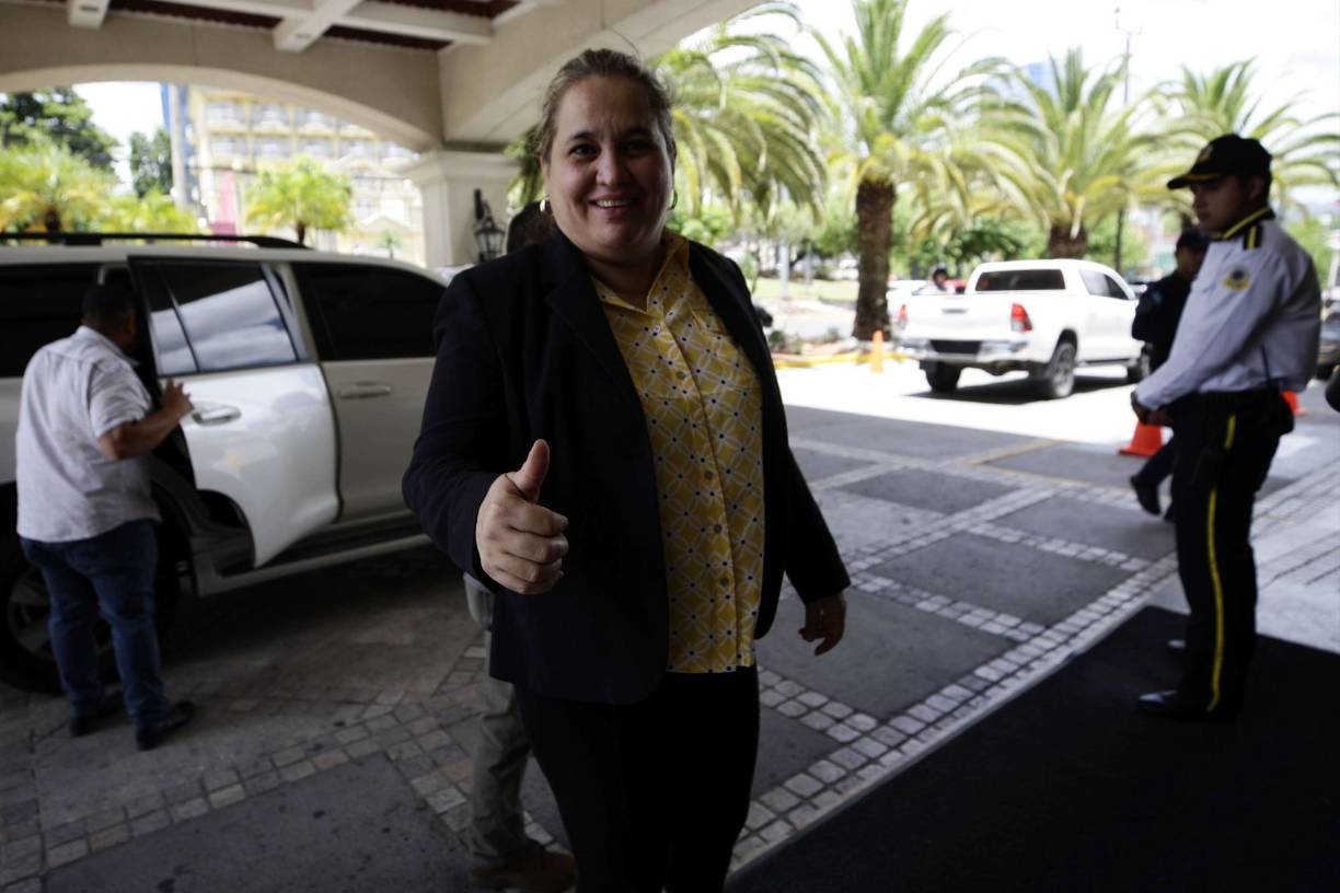 A su vez, aunque sin explicar cómo supuestamente ocurrieron los hechos, dijo que Jorge Cálix cometió “maltrato familiar” y lesiones contra una dama.