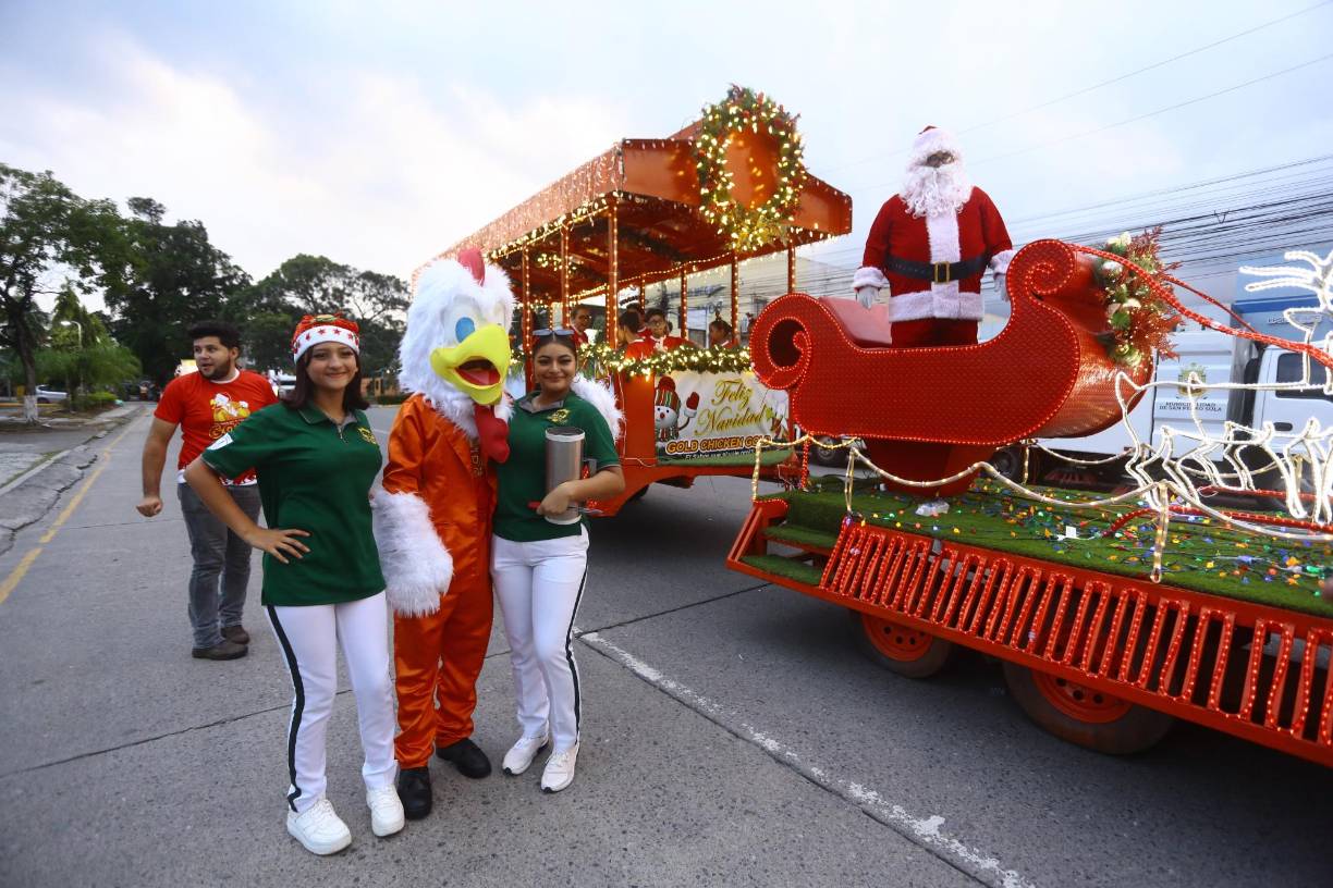Un gran ambiente se vive esta tarde noche en Avenida Circunvalación de San Pedro Sula.