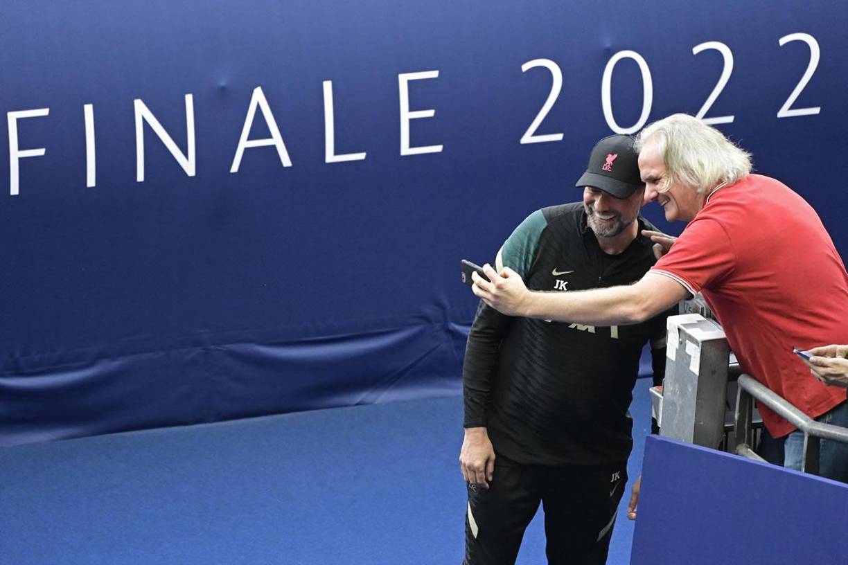 Jürgen Klopp posa para una selfie con un fotógrafo.