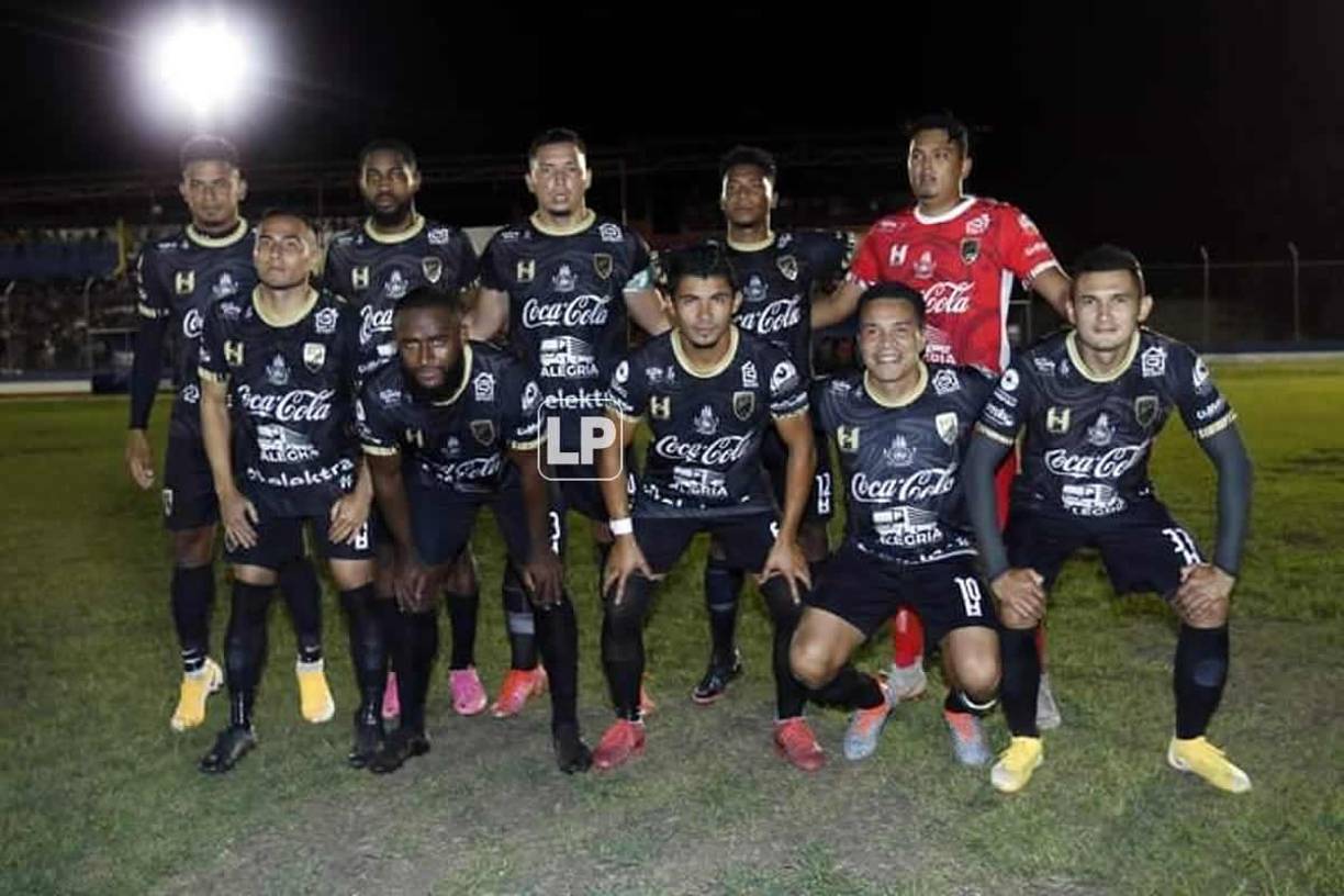 Julio César de León posando con sus compañeros en el 11 titular del San Juan antes del partido.