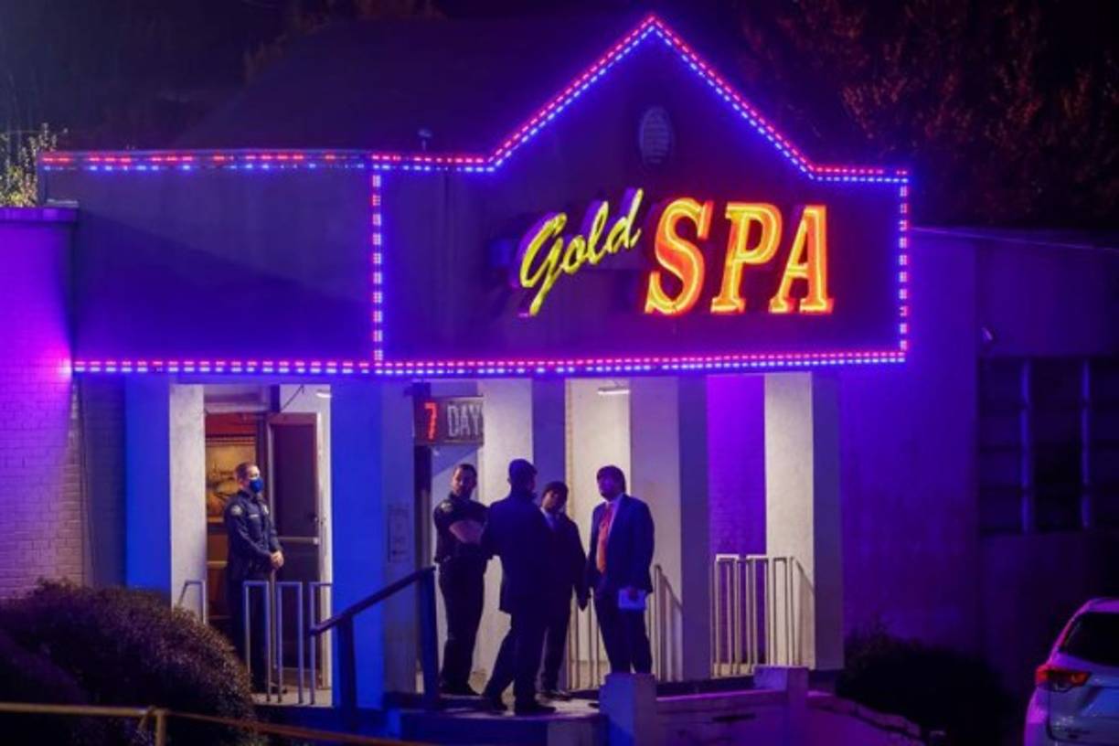 Estando allí, los policías fueron alertados de disparos escuchados también al otro lado de la calle en donde encontraron a la cuarta víctima mujer.