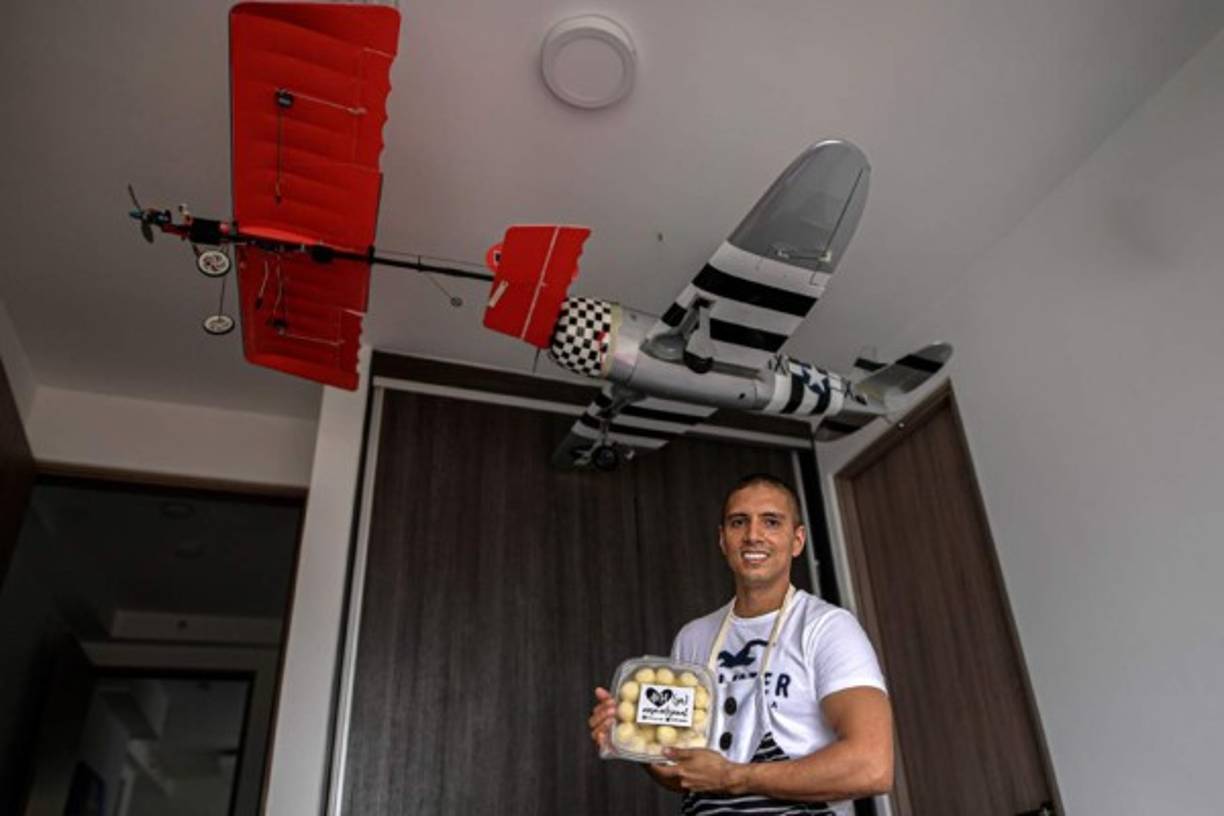 El piloto colombiano Juan Salazar ha pasado de combatir a la otrora poderosa guerrilla de las FARC en su país a vender en Panamá panecillos que él mismo hace desde su casa para enfrentar la crisis por el nuevo coronavirus.