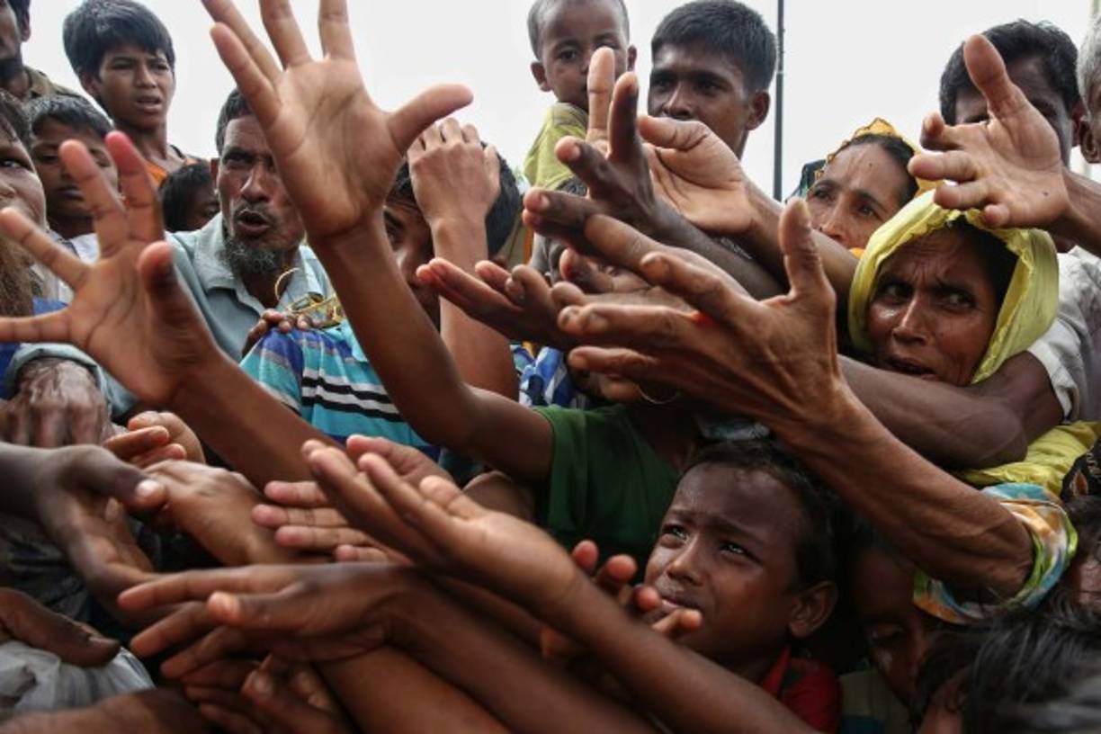 BANGLADESH. Refugiados piden un poco de comida. Refugiados de Rohingya en busca de ayuda alimentaria en el campamento de refugiados de Kutupalong en Ukhiya, frontera entre Bangladesh y Myanmar.