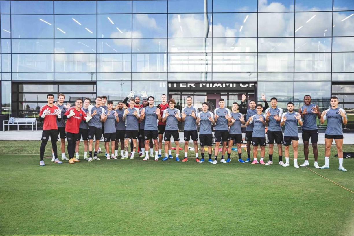 Tras todos los festejos del lunes, Lionel Messi regresó a Miami, en donde sus compañeros le esperaban con un cartel con forma del número ocho y le dedicaron un homenaje.