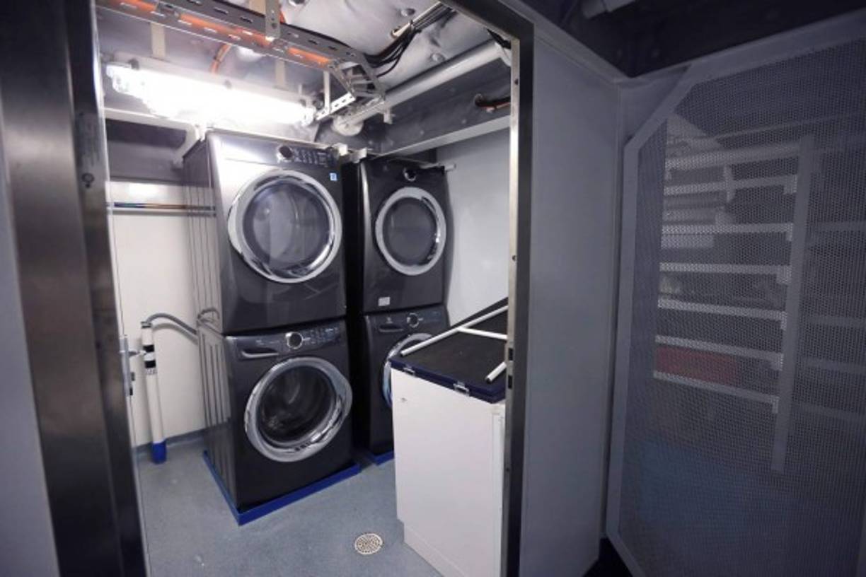 El área de lavandería tiene dos lavadoras, dos secadores y planchas.