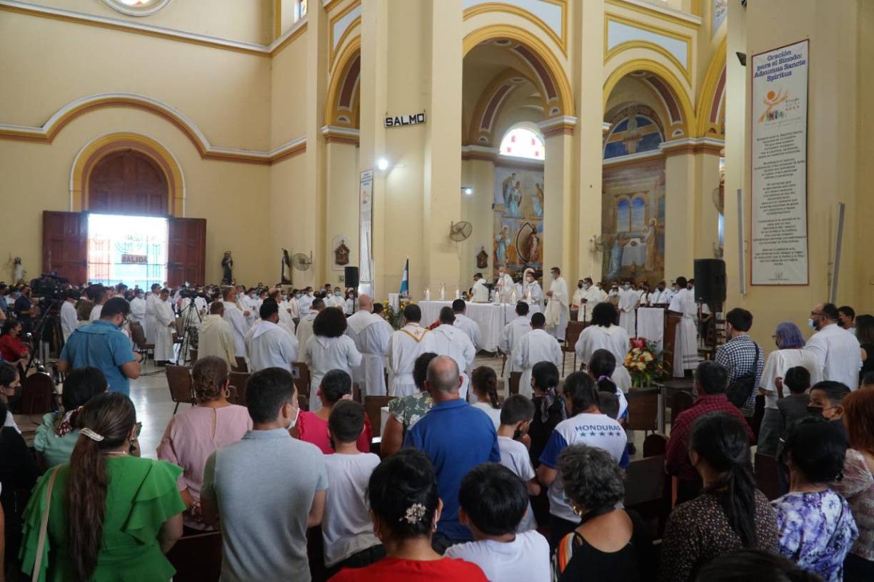 Y agregó: “ Oramos a Dios por su ministerio y pedimos por muchas y santas vocaciones para nuestra diócesis. Que Dios bendiga a los nuevos presbíteros y les haga vivir en fidelidad su ministerio”.