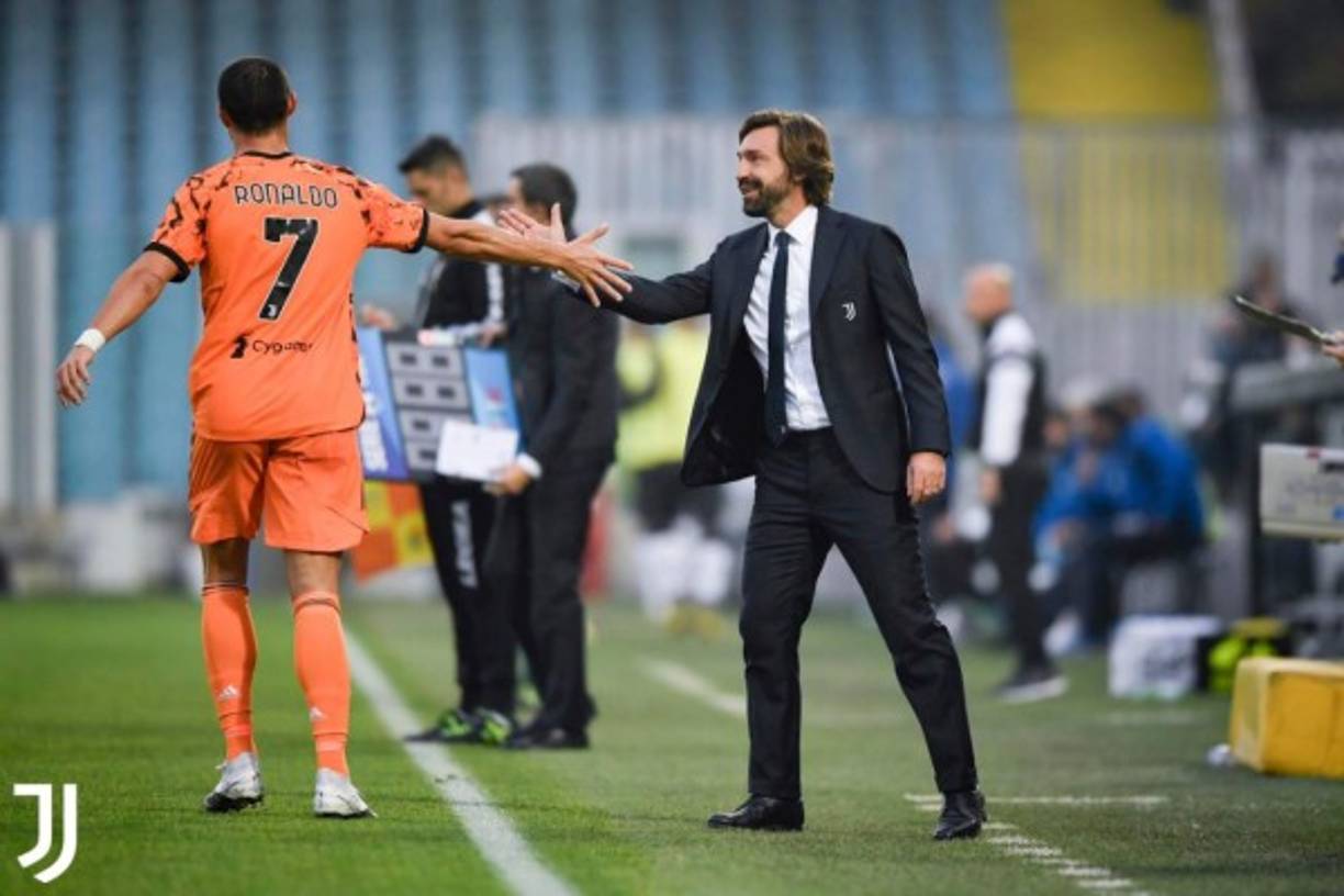 Cristiano Ronaldo fue felicitado por Andrea Pirlo tras su segundo gol.