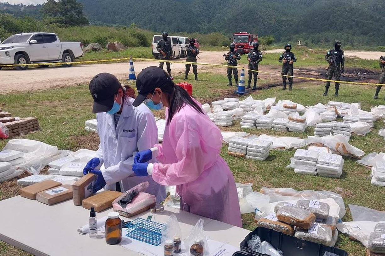 Las autoridades de Honduras destruyeron este viernes 500 kilos de cocaína incautados a mediados de julio en una operación en el Caribe del país, en la que fueron capturados tres colombianos, que actualmente se encuentran en prisión preventiva.
