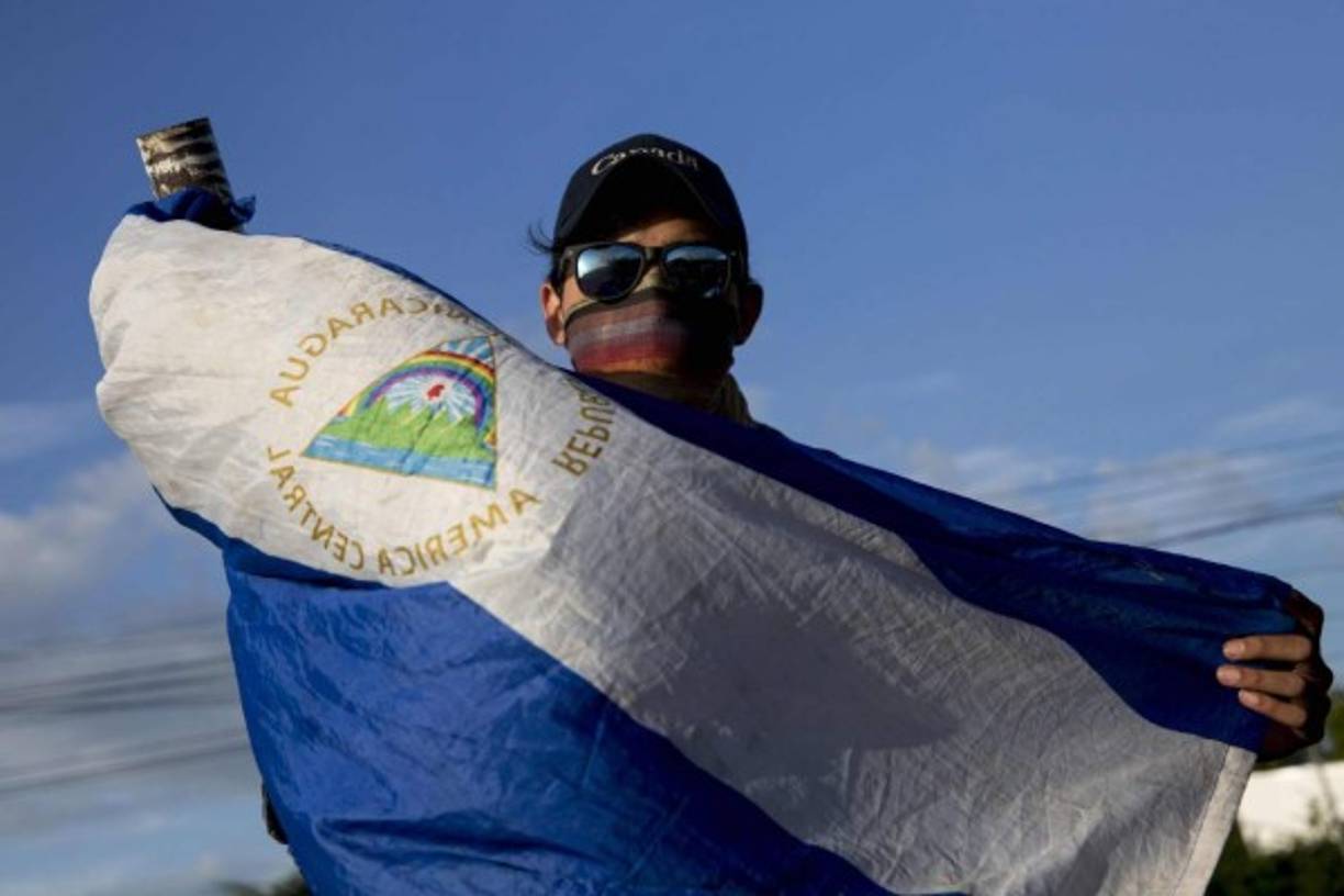Las protestas contra Ortega y su esposa, la vicepresidenta Rosario Murillo, comenzaron por unas fallidas reformas a la seguridad social y se convirtieron en un reclamo que pide la renuncia del líder, después de once años en el poder, con acusaciones de abuso y corrupción en su contra.