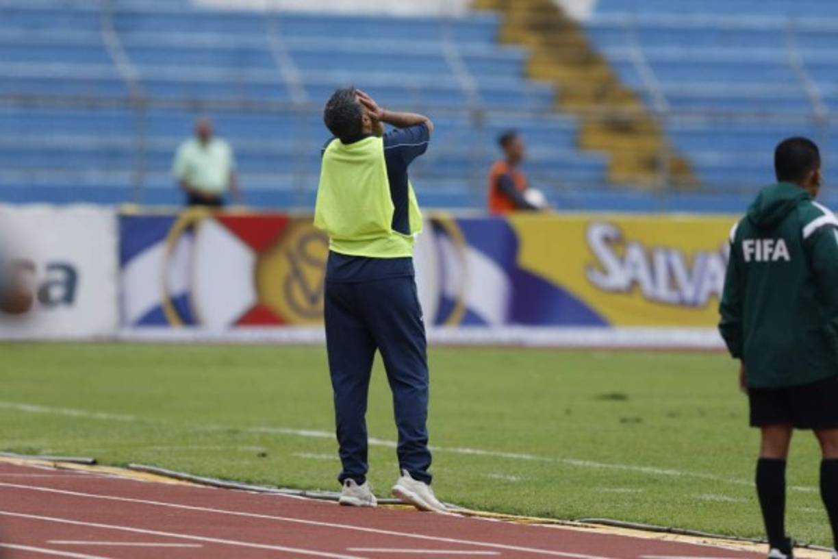 Diego Vázquez se lamenta tras una ocasión fallada de su equipo.