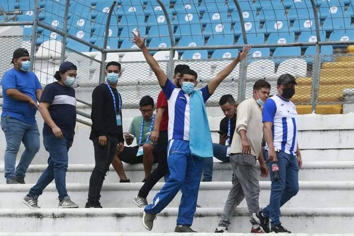 Aficionados entrando al sector de las graderías del estadio Olímpico.