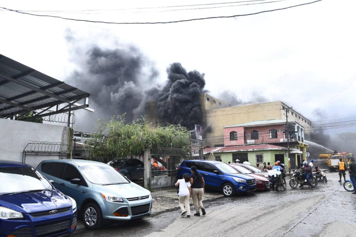 Incendio desata el caos en barrio Medina de San Pedro Sula (fotos)