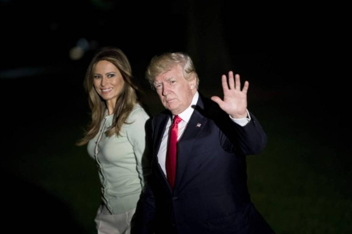 Los resultados de la gira de Melania y Trump se vieron reflejados en la imagen captada de la pareja presidencial estadounidense al regresar el pasado sábado a Washington. Melania lucía muy sonriente y relajada mientras su esposo se veía agotado y serio.
