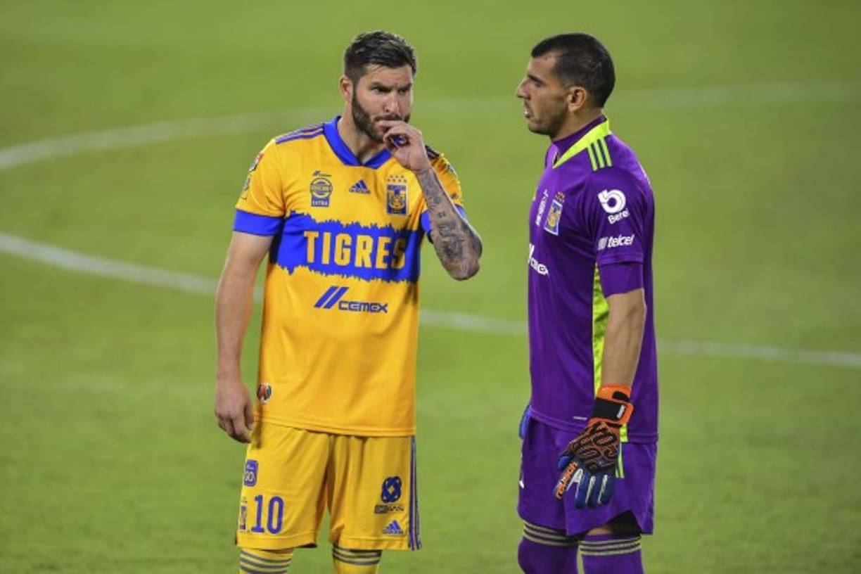 El francés André-Pierre Gignac hablando con el portero argentino Nahuel Guzmáz previo al inicio del juego.