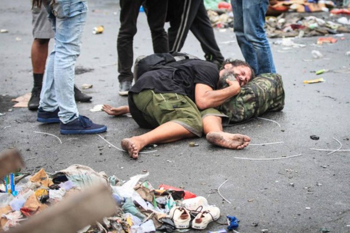 La policía brasileña detuvo a traficantes y usuarios durante una gran operación para desarticular puntos de venta de droga en 'Cracolandia', una zona de Sao Paulo (Brasil), que reúne el mayor número de usuarios de droga de la ciudad. Todavía de madrugada unos 500 agentes entraron en la 'tierra del crac', un área degradada situada en el centro de Sao Paulo y en la que conviven diariamente traficantes y adictos, en su mayoría al crac. Al menos 30 personas fueron detenidas por la policía, que tenía como objetivo cumplir 70 órdenes de búsqueda y aprehensión con el fin de localizar los puntos de venta de droga. EFE/FERNANDO BIZERRA JR