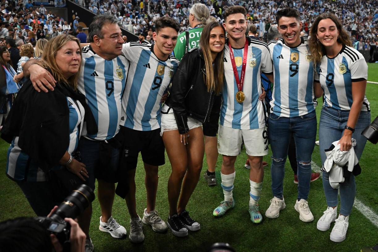 Miles de fanáticos han firmado la petición en el sitio web de change.org para que deje a su pareja.