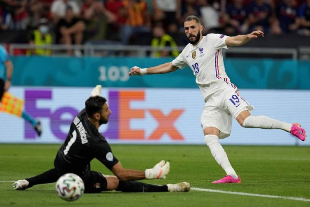 En el segundo tiempo, Benzema firmó su doblete con este disparo ante Rui Patricio.