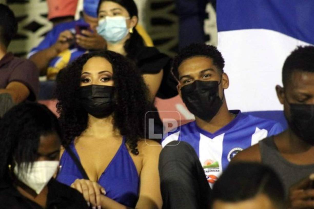 Esta hermosa 'colocha' robó miradas en el estadio Municipal Ceibeño y apareció junto al joven futbolista del Victoira, Carlos Palacios, hijo de 'Calolo' y quien jugará junto a su padre en la 'Jaiba Brava'.