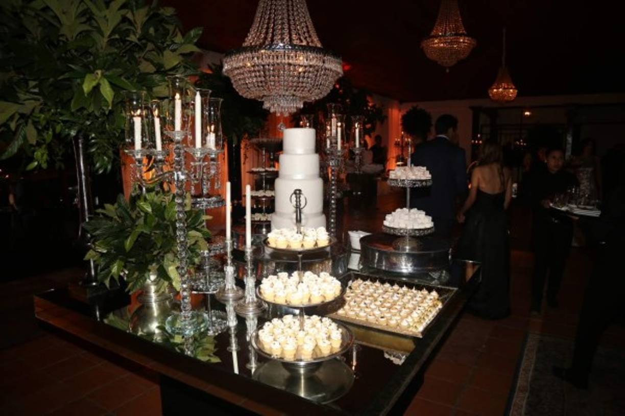 El pastel fue obra de Vicky Motz y los postres los hizo Ivanna Kafati.