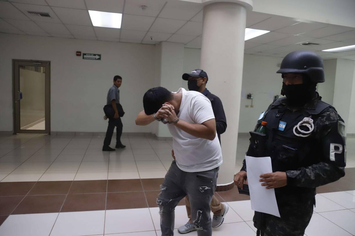 Además, se le vincula a traficar drogas y movilizar armas de fuego para esta banda delictiva. Cuando él amenazó al motorista de un “rapidito” en Villanueva, la unidad de transporte iba con seis pasajeros a bordo.