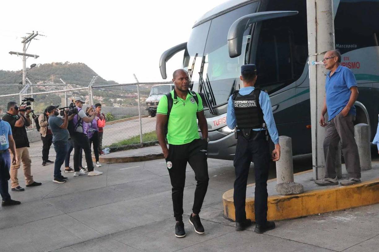 El delantero ecuatoriano Juan Anangonó entrando al estadio Nacional Chelato Uclés. Sigue en deuda con goles en el Monstruo.