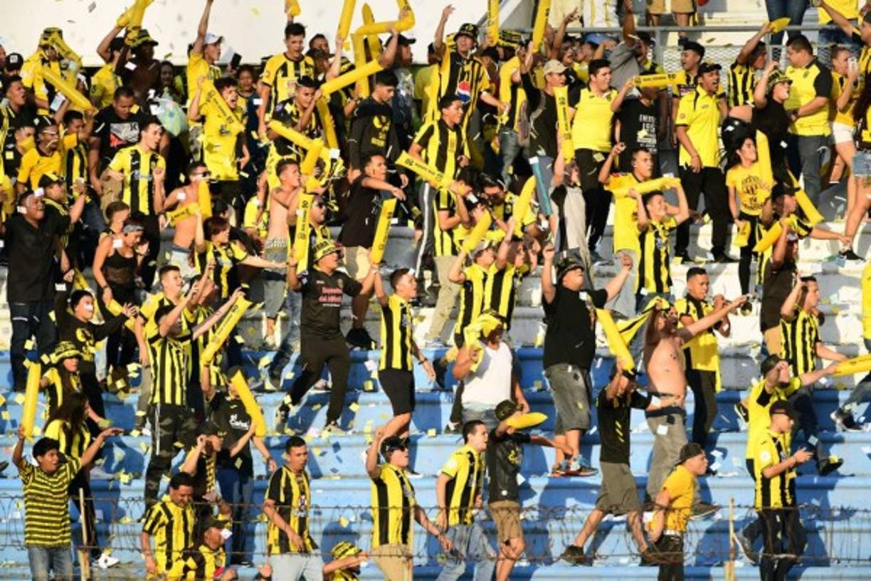 La barra del Real España dedicó cánticos a la del Olimpia, gran ambiente se vivió en el Olímpico.