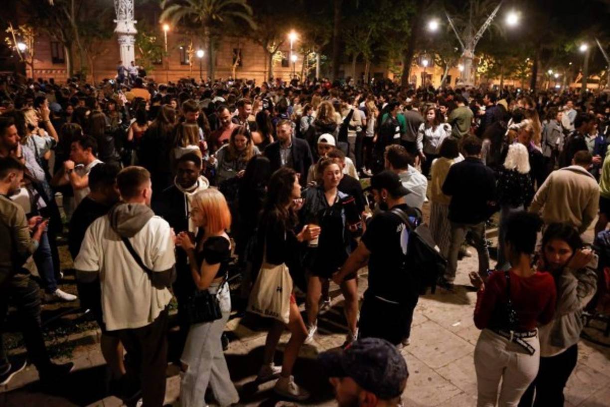 Lo mismo ocurrió en Barcelona, donde la medianoche se recibió con petardos y gritos de alegría, y a partir de entonces por las calles de la ciudad empezaron a circular barceloneses y turistas dispuestos a reencontrarse con la noche, después de meses de toque de queda, que dejaba las calles vacías antes de medianoche.