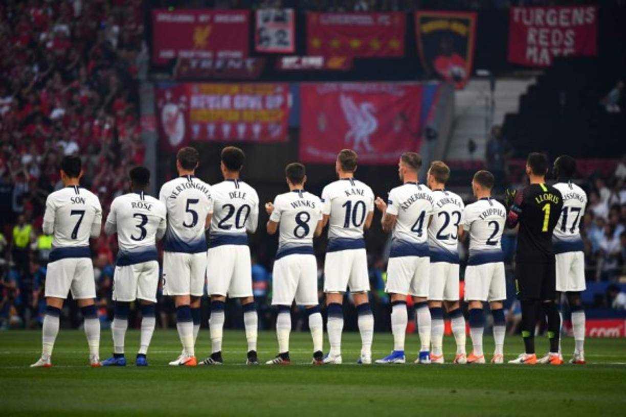 Previo al inicio del partido, se guardó un minuto de silencio en honor al jugador español José Antonio Reyes, quien murió este sábado por un accidente de tránsito.