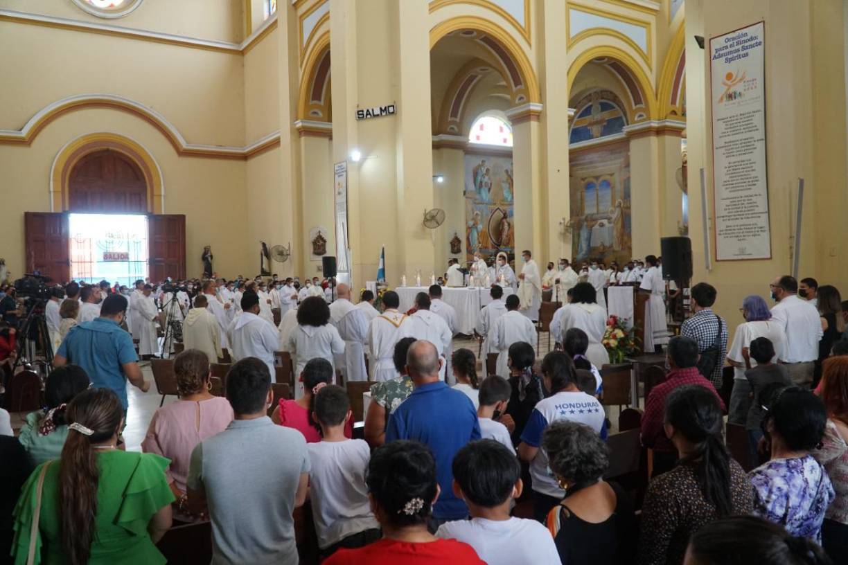 “Ordenados dos nuevos presbíteros para nuestra diócesis. Esta mañana han sido ordenados los diáconos Daniel Fernández y Miguel Pérez, en la Catedral San Pedro Apóstol, como nuevos presbíteros de nuestra Diocesis de San Pedro Sula. Oramos a Dios por su ministerio y pedimos por muchas y santas vocaciones para nuestra diócesis”, dijo monseñor Ángel Garachana.