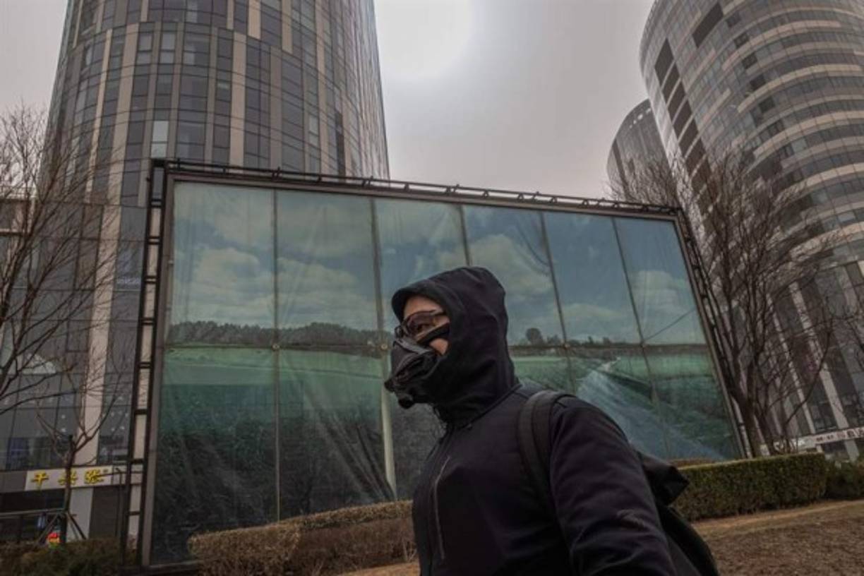 'Esta es la calidad de vida que tenemos en China, parece que viviésemos en Marte', comenta a Efe un tendero con gesto de resignación bajo su mascarilla contra la covid, que no obstante no son igual de efectivas contra la contaminación por carecer de filtros.