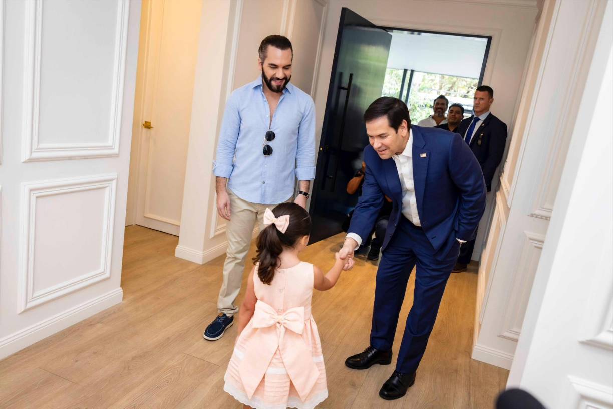 La hija mayor del presidente salvadoreño, Layla, de 5 años de edad, también saludó al jefe de la diplomacia estadounidense.