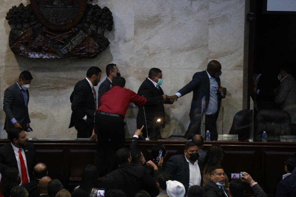 Según lo que trascendió, la junta directiva encabezada por Cálix habría contado al menos con 30 votos de Libre, 44 del Partido Nacional y 10 del PSH.