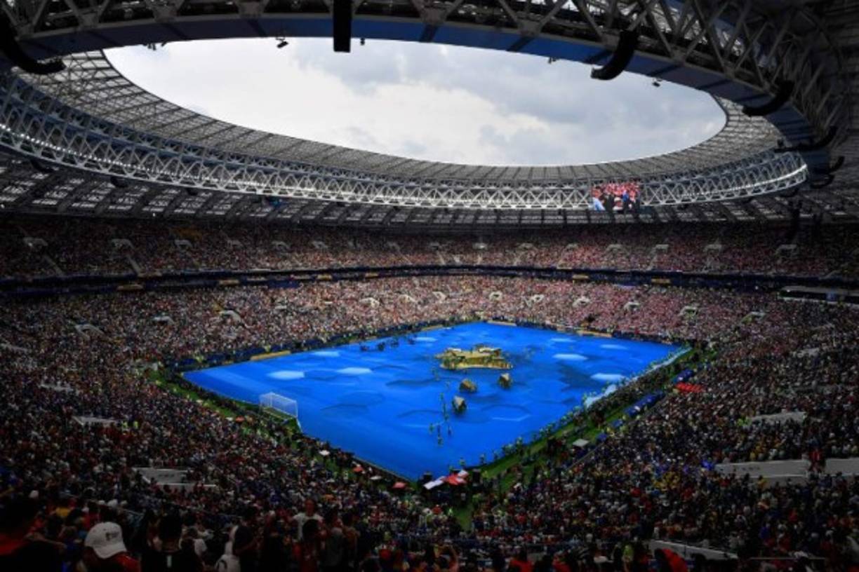 Fans cheer during the closing ceremony prior to the Russia 2018 World Cup final football match between France and Croatia at the Luzhniki Stadium in Moscow on July 15, 2018. / AFP PHOTO / Alexander NEMENOV / RESTRICTED TO EDITORIAL USE - NO MOBILE PUSH ALERTS/DOWNLOADS<br/>