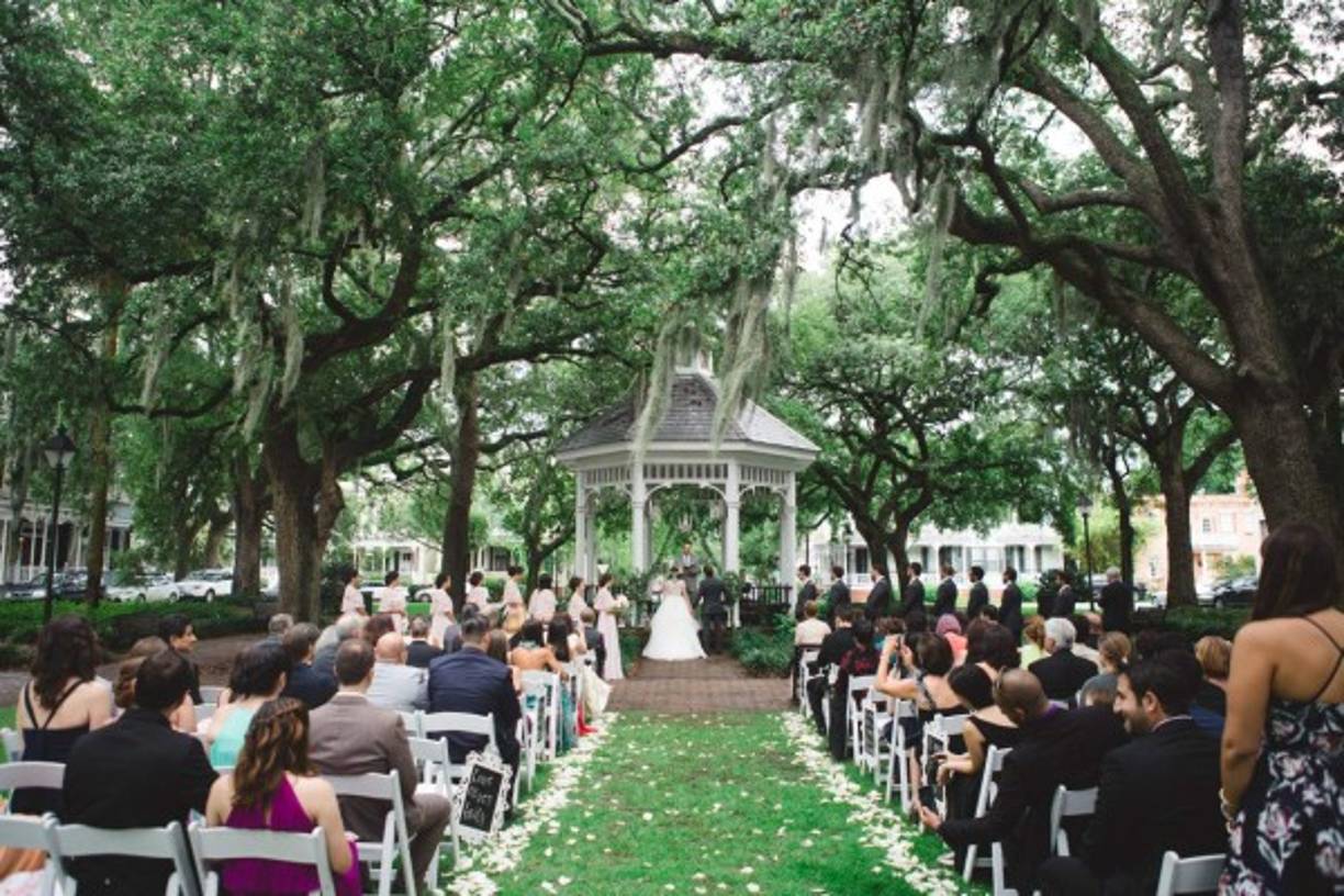 El Whitefield Square, uno de los 24 parques históricos que tiene Savannah, fue escogido para la hermosa ceremonia.