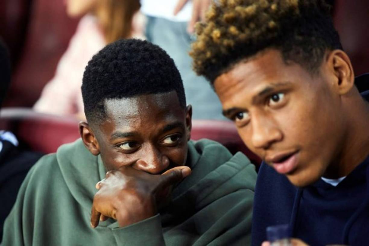 Los jugadores franceses Jean-Clair Todibo y Ousmane Dembélé estuvieron en las gradas del Camp Nou observando el juego.