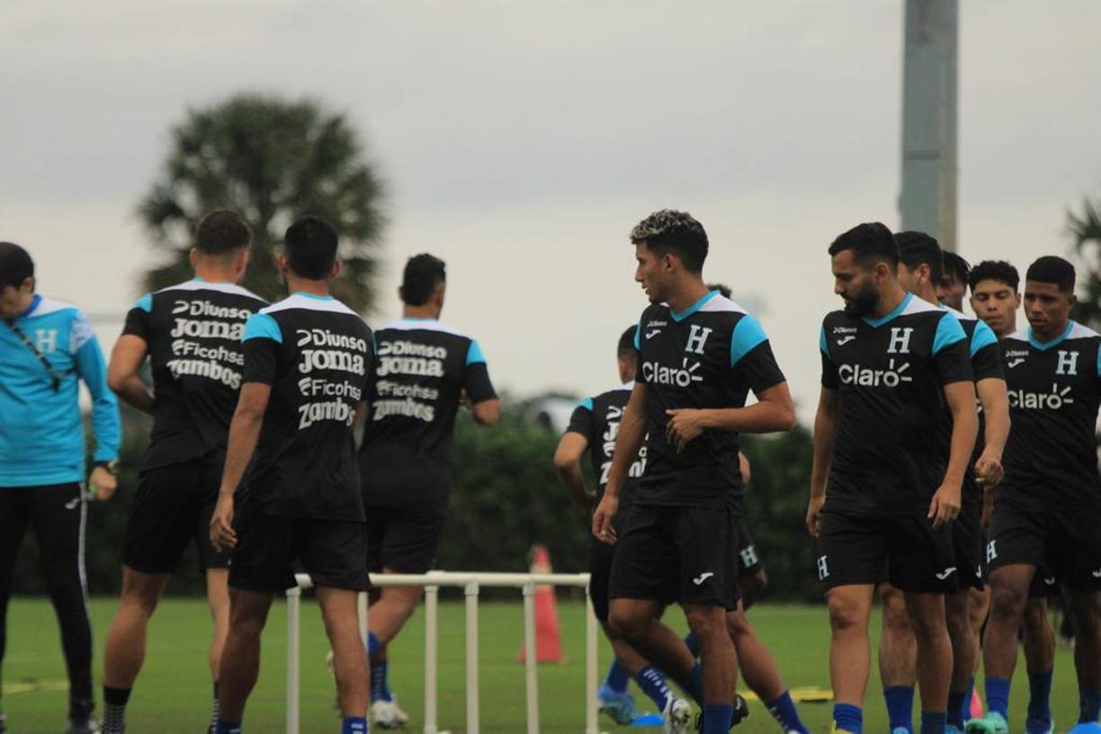 Los seleccionados catrachos tuvieron su tercer ensayo comandado por Reinaldo Rueda y también recibieron la visita de varios aficionados catrachos.