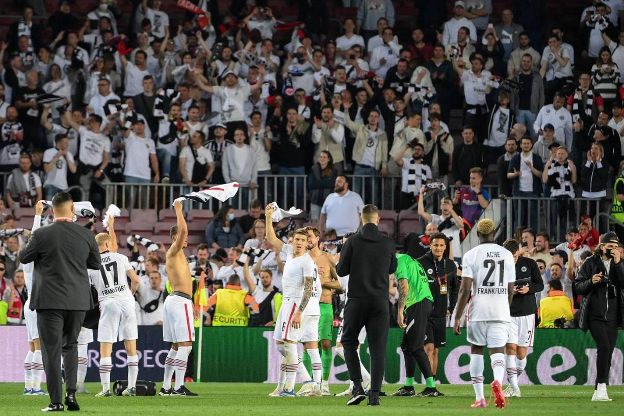 Los jugadores del Eintracht Frankfurt celebrando con sus aficionados en el Camp Nou la clasificación a semifinales de la Europa League.