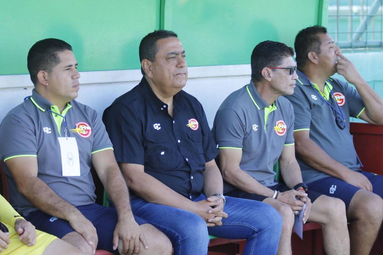 Jhon Jairo López, entrenador del Génesis de Comayagua, en el banquillo en el Yankel.