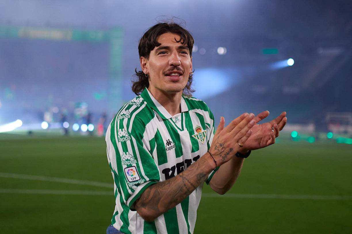 Tras una gran temporada en el Real Betis, el defensor español Héctor Bellerín deberá de volver al Arsenal, su club de origen. A pesar de que tanto el futbolista como el Real Betis quieren seguir ligados, el futuro de Bellerín pasa por las intenciones que tenga la directiva ‘gunner’.