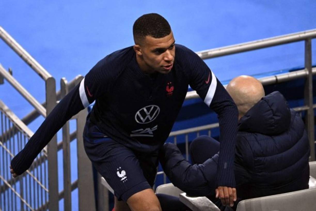 Mbappé salió muy molesto por ser sacado del terreno de las acciones. Foto AFP.