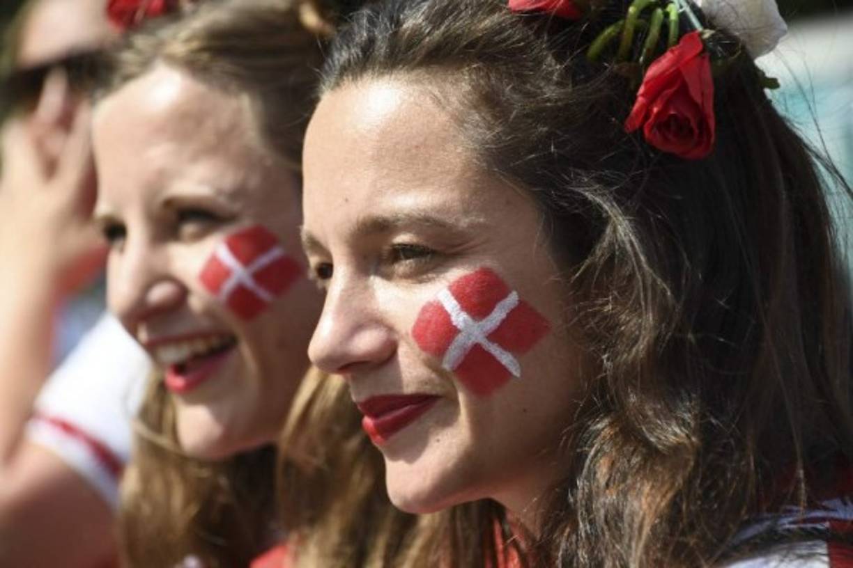 Las danesas llegaron con la bandera de su país al estadio Luzhniki. Foto AFP