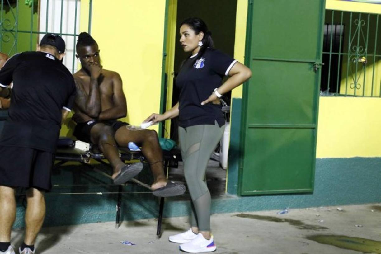 La bella fisioterapeuta Sandra Euceda asistiendo al delantero trinitense Jerrel Britto.