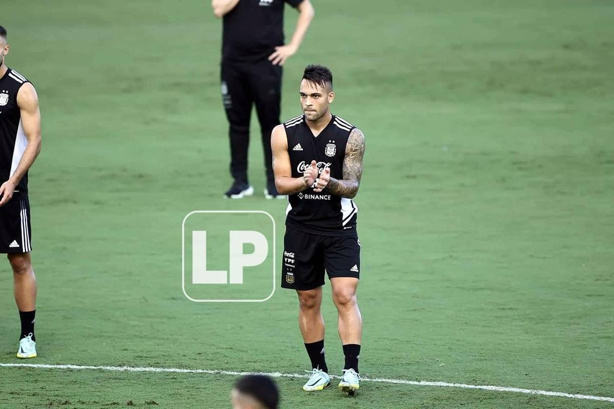 Lautaro Martínez aplaude durante el rondo de la selección argentina.