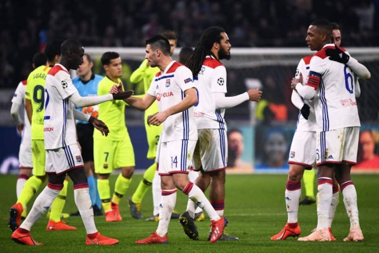 Jugadores del Lyon y Barcelona se saludan al final del partido.