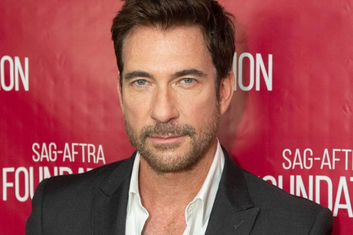 Dylan McDermott<br/><br/>El actor de “Will and Grace” y “American Horror Story”, tuvo una infancia trágica. McDermott nació el 26 de octubre de 1961, producto del embarazo precoz de su madre, que tenía 15 años cuando lo tuvo. Se crió con su madre y el novio de ella John Sponza, quien no era el padre biológico de McDermott, y era adicto a la heroína.<br/><br/>Cuando McDermott tenía solo cinco años, su padrastro mató a su madre de un disparo; Spouza declaró que fue un accidente. En 1972, este fue encontrado muerto en el baúl de un automóvil.<br/><br/><br/>
